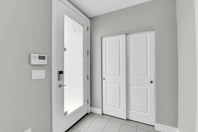 Building Photo - $2,850- 2 Bed/2.5-bathroom Townhome in Denver with Rooftop Deck!