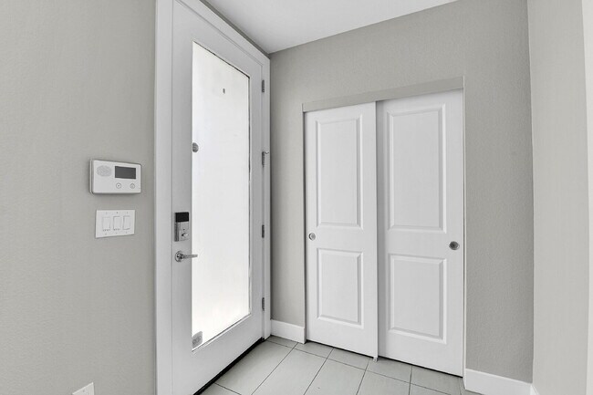 Foto del edificio - $2,850- 2 Bed/2.5-bathroom Townhome in Denver with Rooftop Deck!