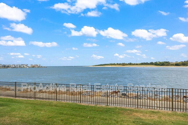 Building Photo - 9468 Bay Front Dr