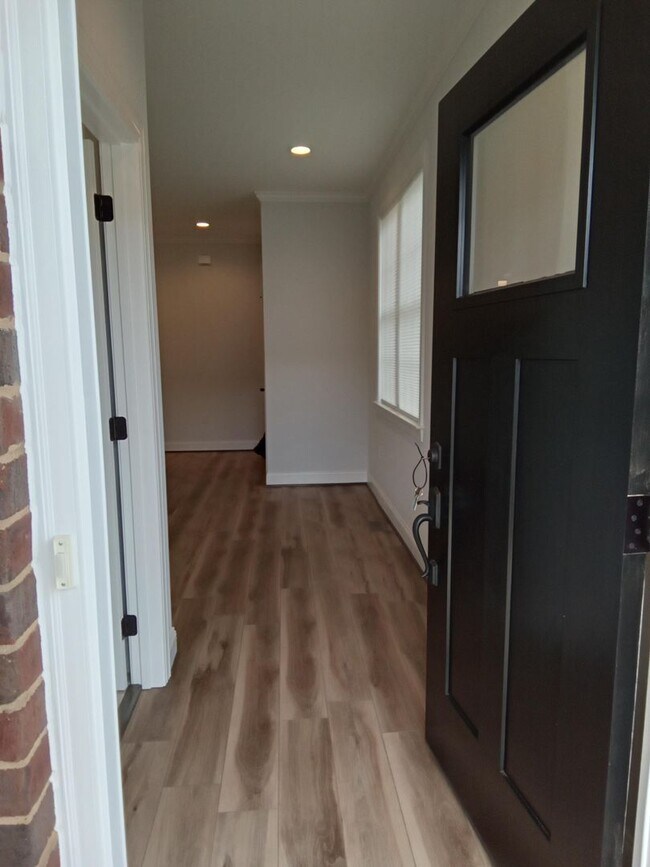 Foto del edificio - Patio Townhome Located 1 Block from Bedfor...