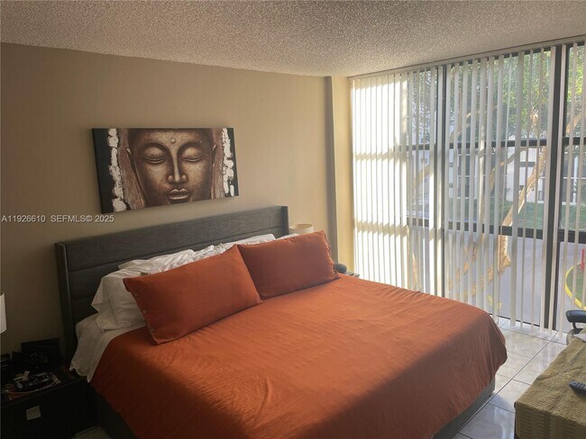 Foto del edificio - 17021 N Bay Rd