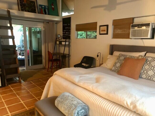 Foto del edificio - 8852 Wonderland Ave