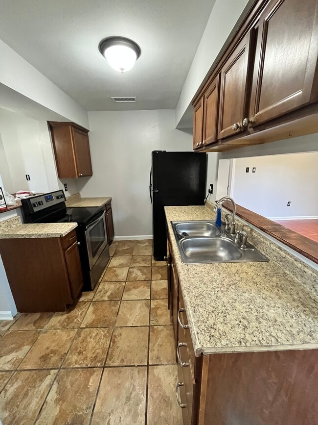Kitchen - 1520 Owens Blvd