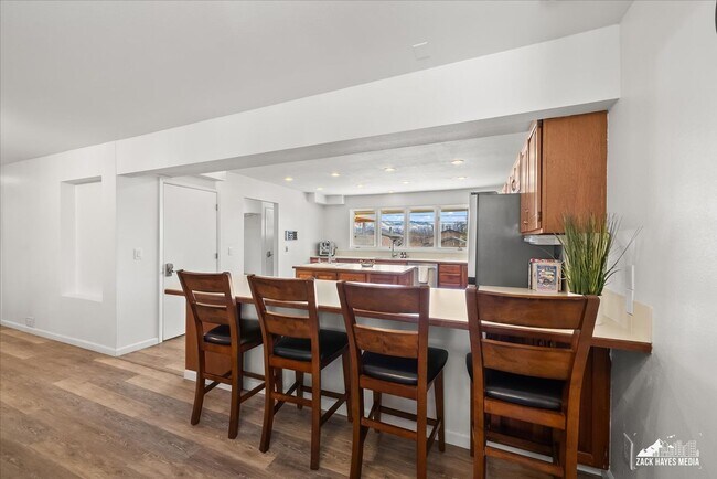 Building Photo - Manor on the Hill