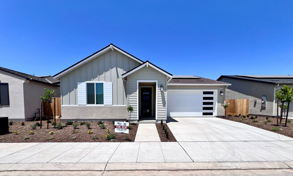 Foto principal - $2,550 Armstrong & Olive, 3 Bedroom - E. W...