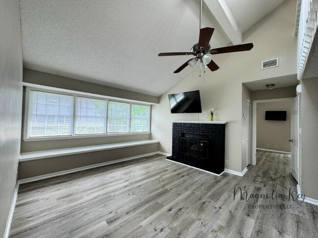 Foto del edificio - 1202 Tiffany Ln