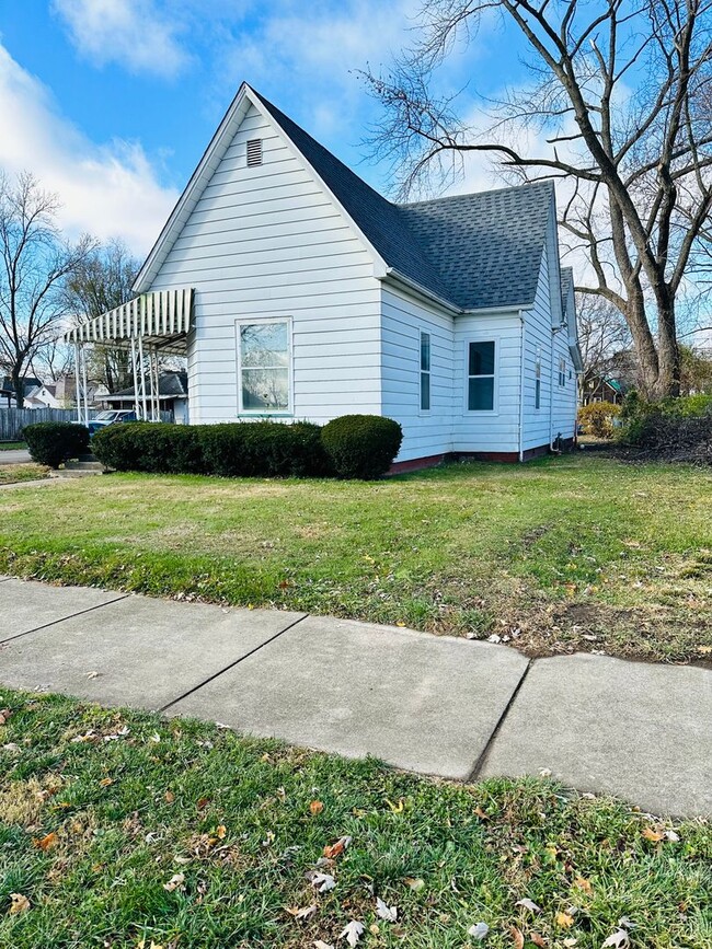 Building Photo - Updated 2-Bedroom Home with Modern Upgrade...