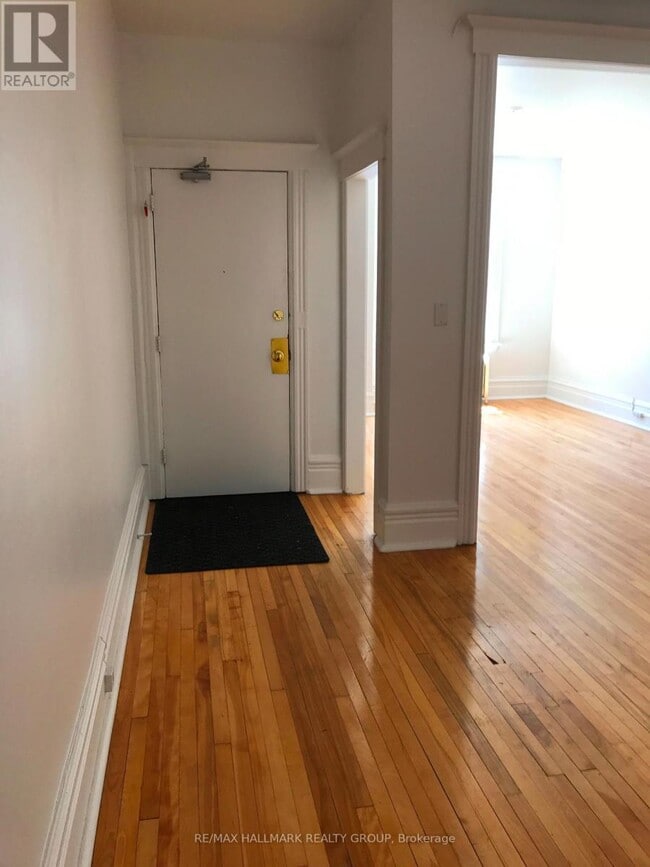 Building Photo - 421 Lisgar St