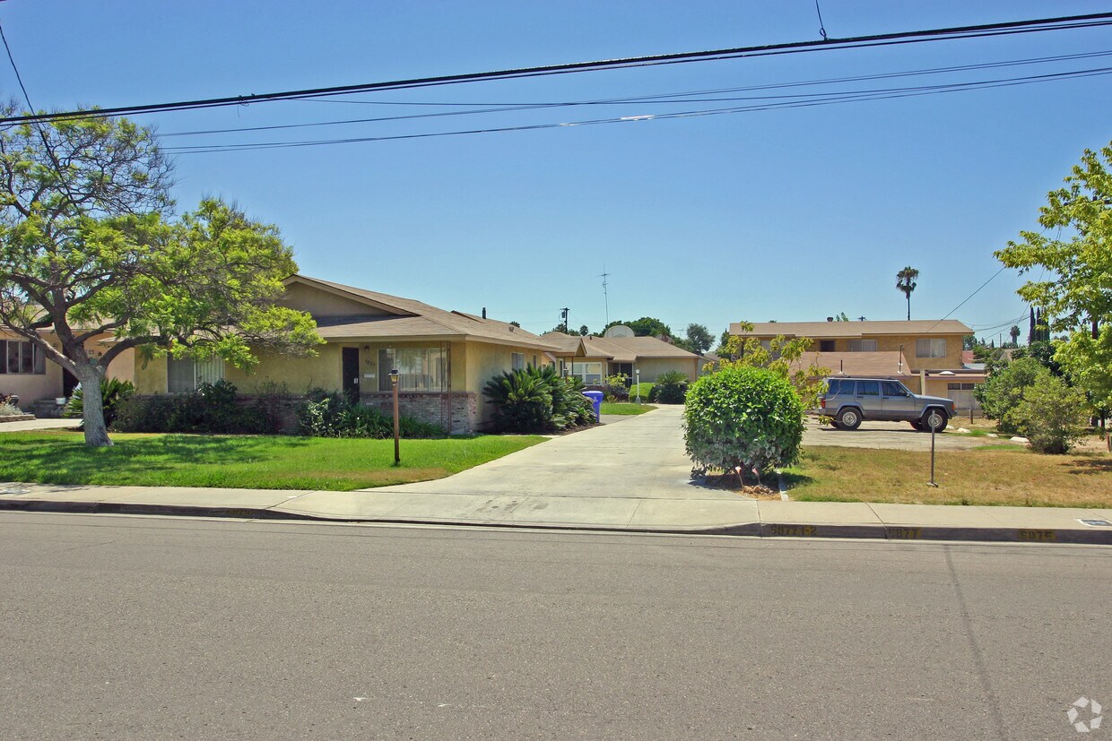 Foto del edificio - 6875-6877 Amherst St