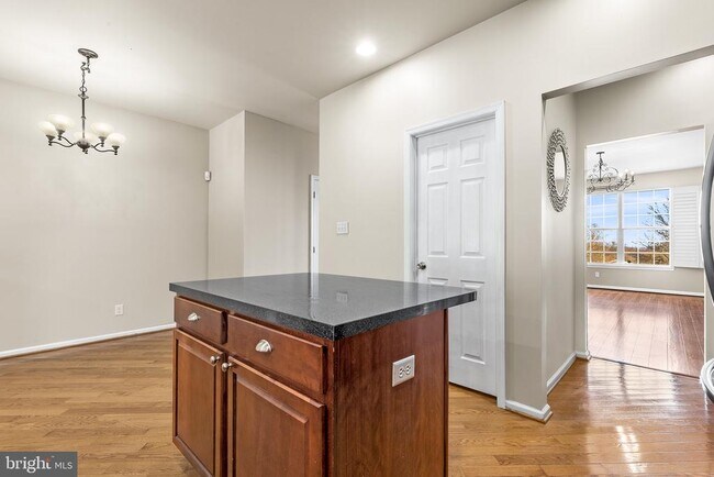 Building Photo - 271 Yorktown Ct