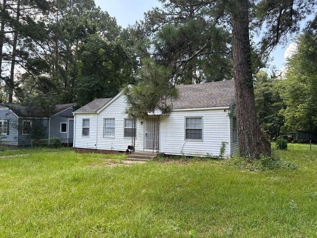 Building Photo - 211 W Santa Clair St