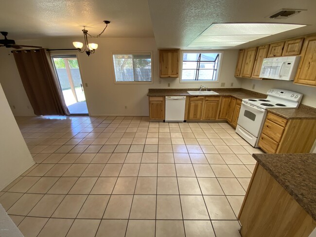 Foto del edificio - 108 E Juniper Ave