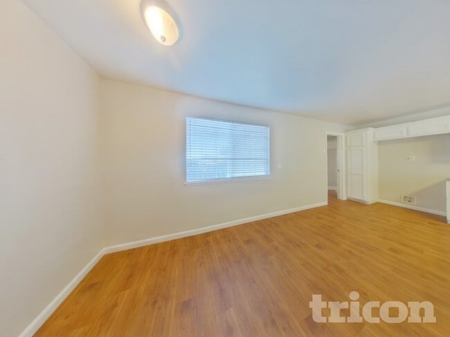 Building Photo - 304 Robert St