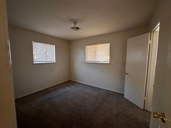 Foto del edificio - 4 bedroom 2 bath single-family home