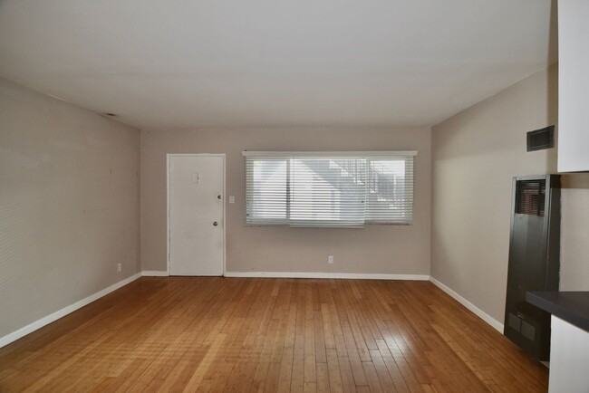 Building Photo - 10645 Valley Spring Ln