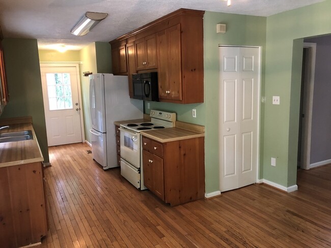 Building Photo - 2021 Eastwood Dr