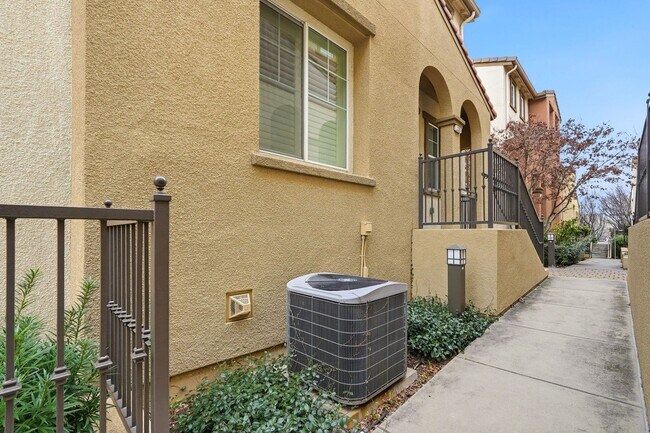 Building Photo - Spacious 2BR/2BA End-Unit Condo for rent in Warm Springs – Montebello Community
