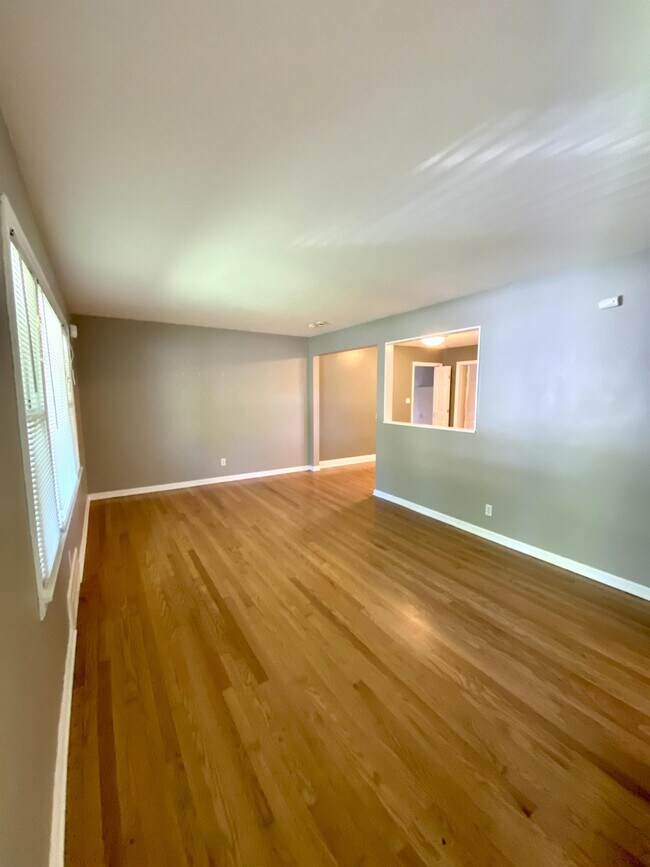 Foto del edificio - 6034 Juniper Dr