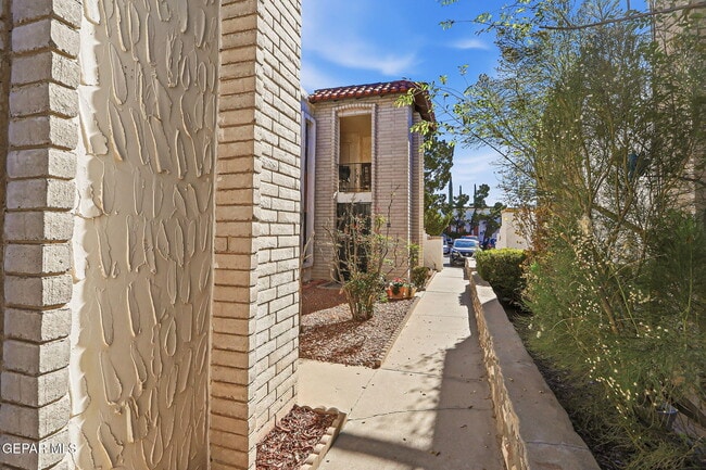 Building Photo - 6201 Escondido Dr