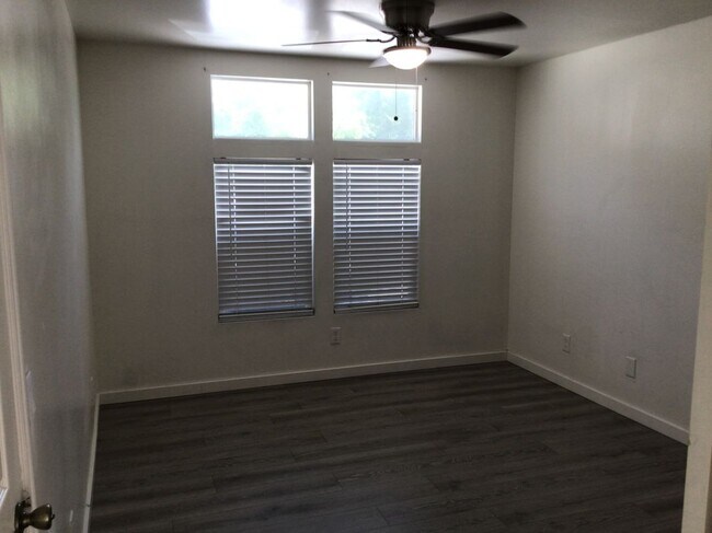 Foto del edificio - 3110 Hillview Dr N