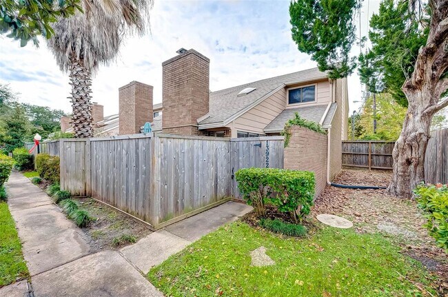 Building Photo - 13922 Hollowgreen Dr