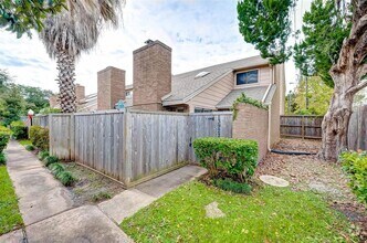 Building Photo - 13922 Hollowgreen Dr