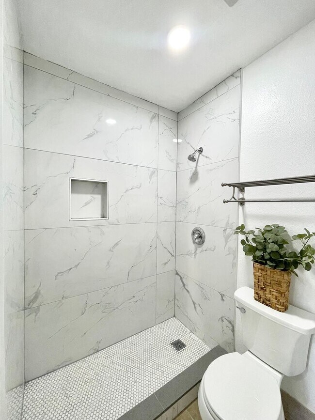 Building Photo - Charming and Classy Newly Renovated 2 Bedr...