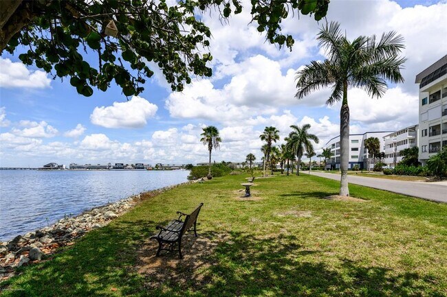 Foto del edificio - 1477 Park Beach Cir