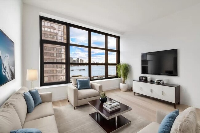 Building Photo - 21 India St