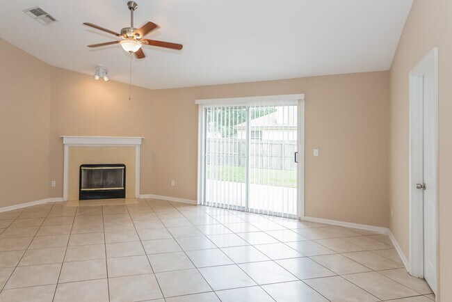 Foto del edificio - 8137 Leafcrest Dr