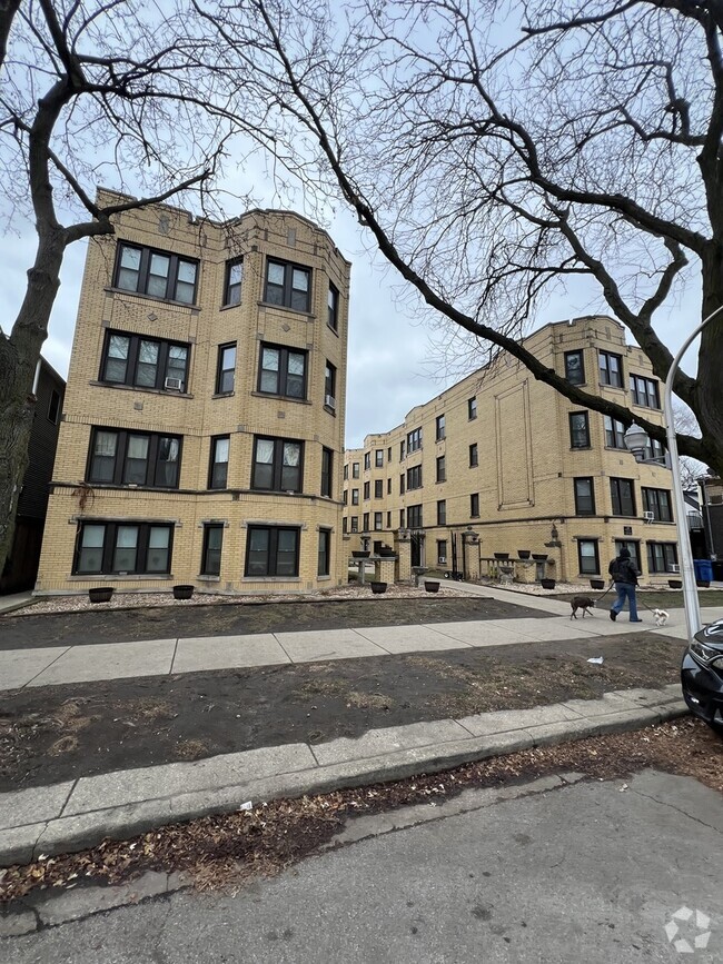 Building Photo - 3817 N Greenview Ave
