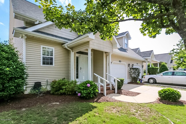 Building Photo - 533 Village Green Dr