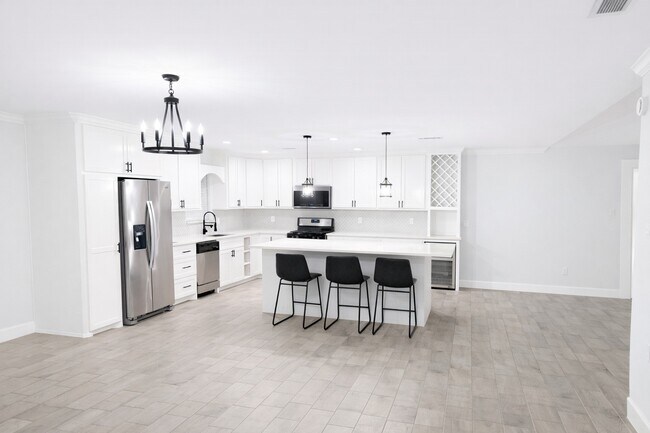 Building Photo - 313 Sycamore St