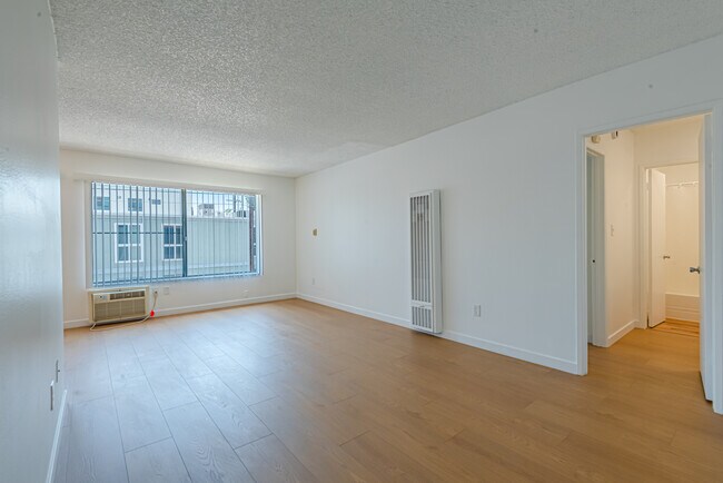 Sala de estar - About 6210 Whitsett Ave