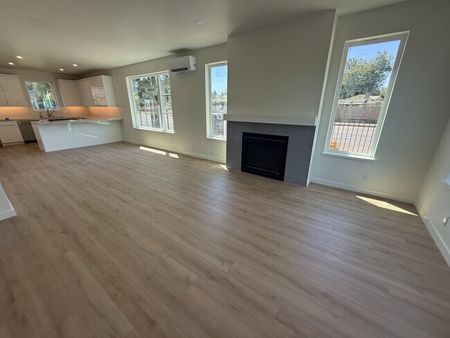 Foto del edificio - 2210 Emerson Dr