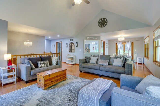 Foto del edificio - 1530 Wooded Acres Dr