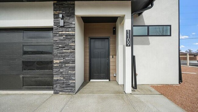 Building Photo - Brand-New Luxury Duplex with Monument Views in Fruita!