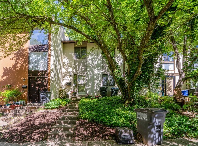 Building Photo - Renovated townhouse backing to trees with ...