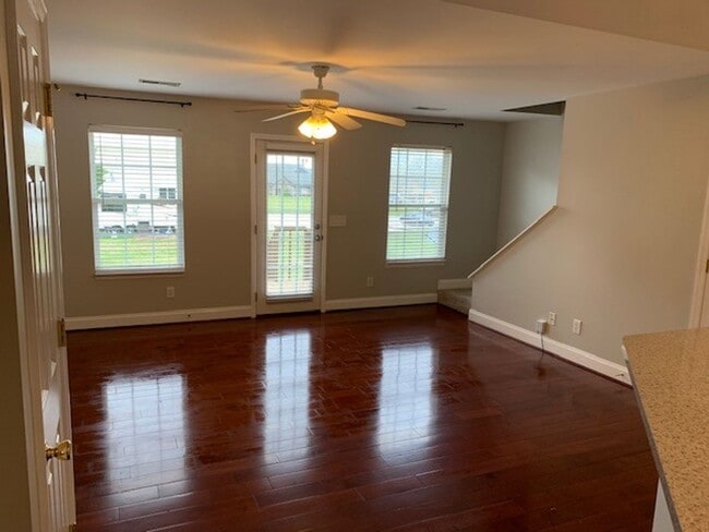 Building Photo - SPACIOUS TOWNHOME IN THE CITY