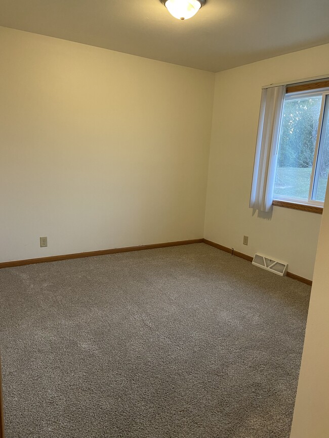 2 Large Bedrooms - 2113 S Main St