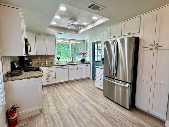 Building Photo - 246 Santa Barbara Cir