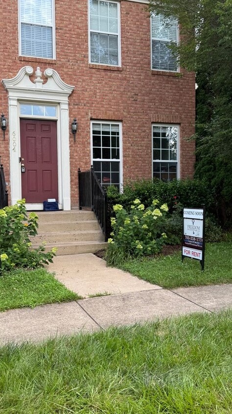 Building Photo - Spacious & Bright Home in Parks of Piedmon...