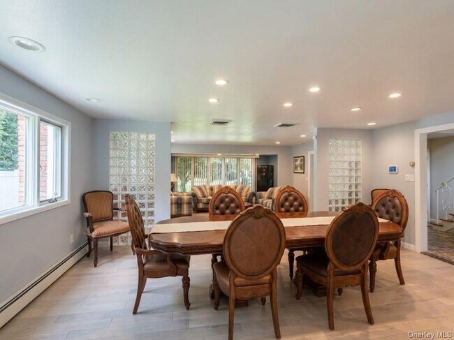 Building Photo - 8 Tree Hollow Ln