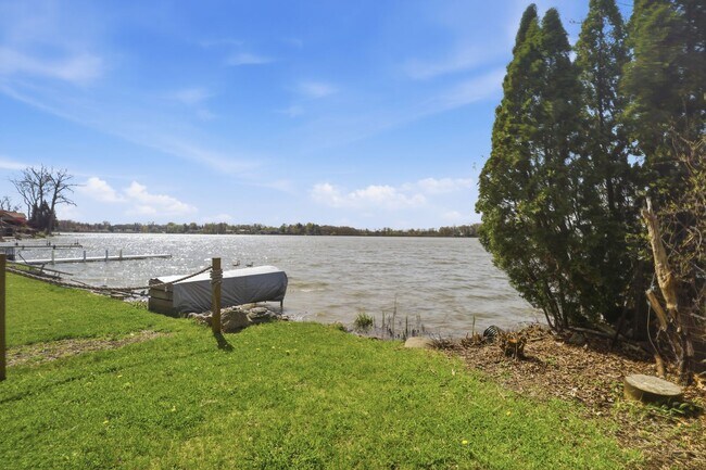 Foto del edificio - 3-bedroom home with deeded access to all-sports Loon Lake