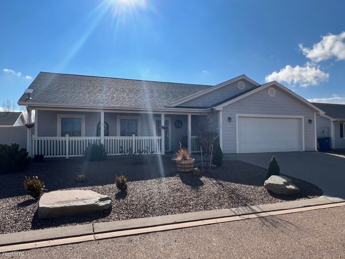 Primary Photo - 4 br, 2.5 bath House - 1027 East Monroe St...