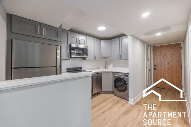 Building Photo - 1223 N La Salle Dr