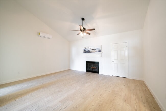 Foto del edificio - 12302 Kitty Brook Dr