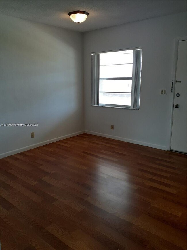 Foto del edificio - 4730 NW 10th Ct