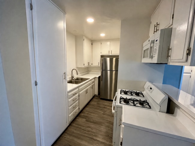 Interior Photo - 18400 Prairie Street