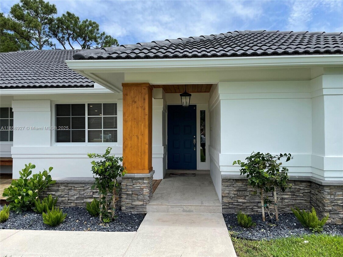 Foto principal - 9305 Old Pine Rd